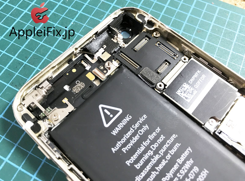 iPhone5S フロントパネル交換修理と凹み、歪み緩和作業修理4.JPG