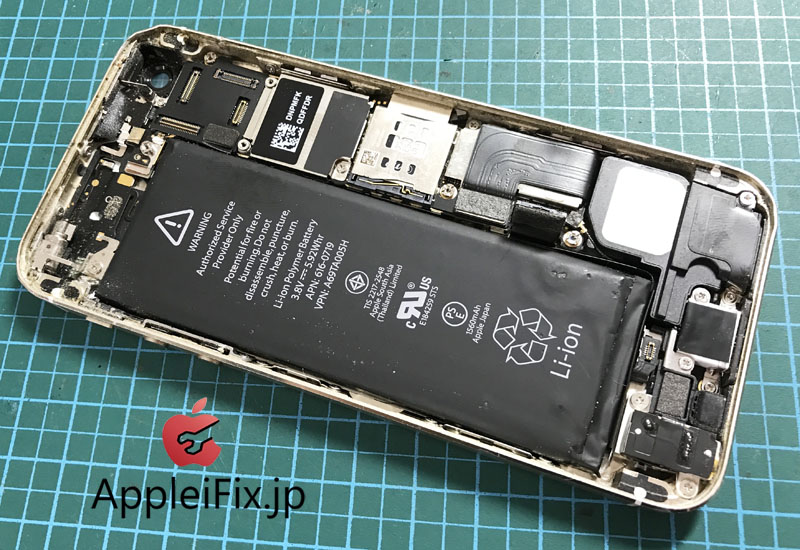 iPhone5S フロントパネル交換修理と凹み、歪み緩和作業修理3.jpg
